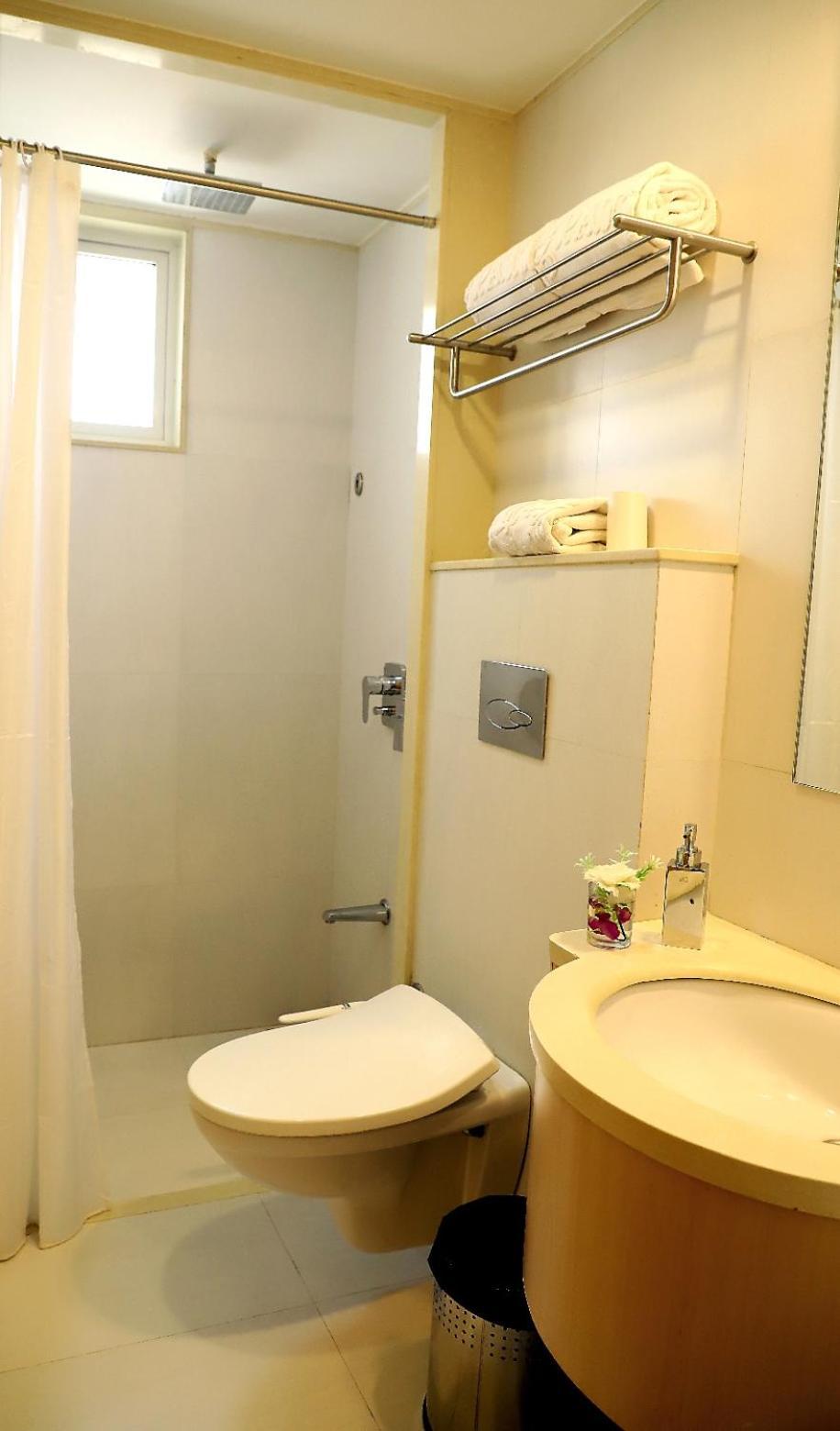 Quality Inn Patria Suites, Rajkot Esterno foto