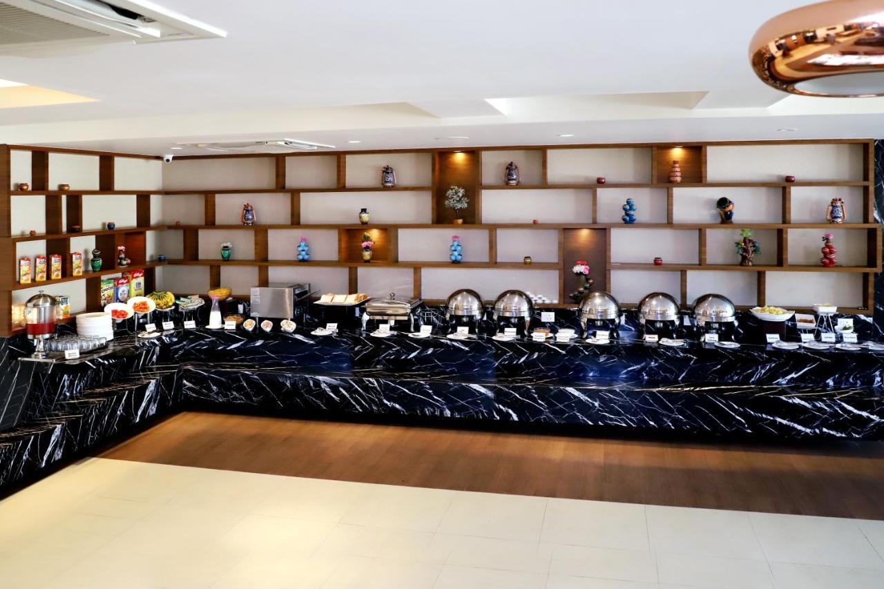 Quality Inn Patria Suites, Rajkot Esterno foto